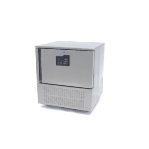 Šokový chladič - 3 x 1/1 GN | model: Maxima 09400924 je výkonný profesionální vysokotlaký chladič, které celková kapacita je pro 3 x 1/1 GN nebo 40 x 60 cm.