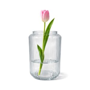 Elegantná váza z číreho skla Ø 11 × 20 cm s jemným rebrovaním. Na rezané kvety aj dekorácie, ideálna na stôl, pult či recepciu.️