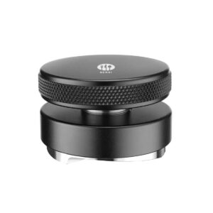 Kávový tamper - ⌀64 mm | Hendi 207390 sa používa na lisovanie mletej kávy a je vhodný pre portafiltre s priemerom 58 mm.️