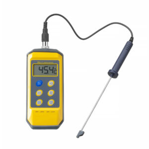Digitálny teplomer HENDI 271407 so sondou HACCP s teplotným rozsahom od -50°C do 300°C. Teplomer má podstavec a odnímateľnú sondu. Ochranný obal z plastu.