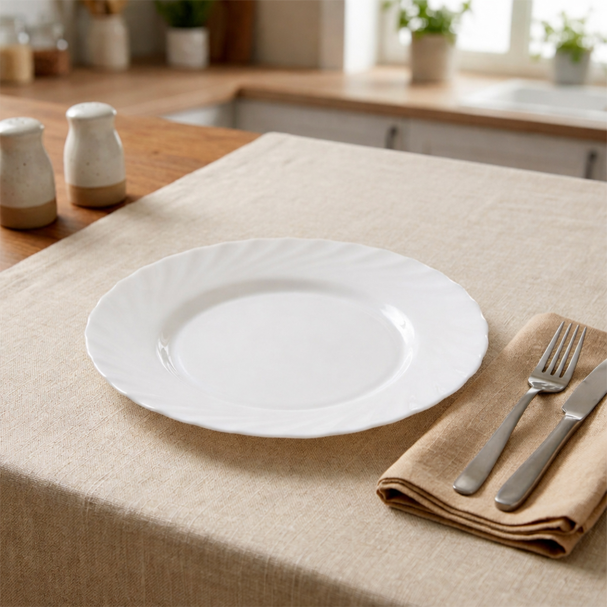 Dezertný tanier Trianon s priemerom 19 cm v elegantnom bielom prevedení. Ideálny na servírovane dezertov v gastro prevádzkach aj domácnostiach.