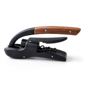 Páková vývrtka na víno s rukoväťou z orechového dreva. Pákový mechanizmus umožňuje rýchle otvorenie fliaš v gastro prevádzkach aj domácnostiach.️