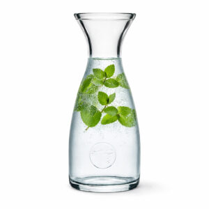 Skleněná karafa Bacchus 0,5 l s orientačním cejchem z čirého skla. Vhodná pro servírování vody, vína, limonád i dalších nápojů.