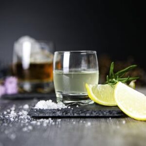 Praktický sklenený pohár Adora s jednoduchým dizajnom, ktorý je určený predovšetkým na podávanie rôznych likérov alebo destilátov.