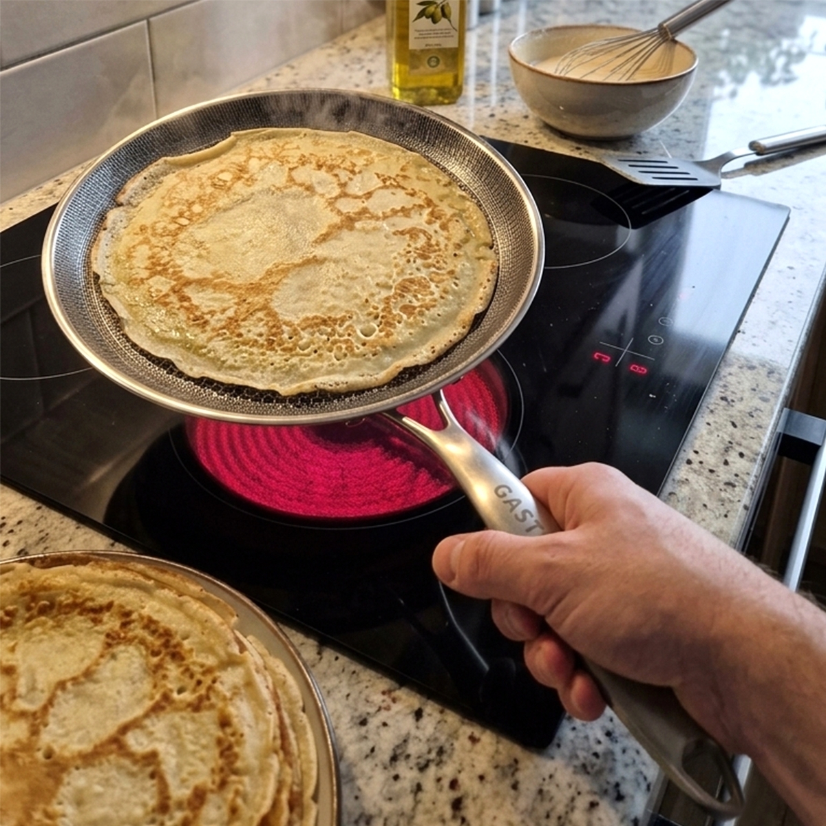 Nerezová pánev Ø 28 cm z nerezové oceli 304. Odolná pánev pro každodenní vaření s ergonomickou rukojetí. Nevhodná do myčky nádobí.