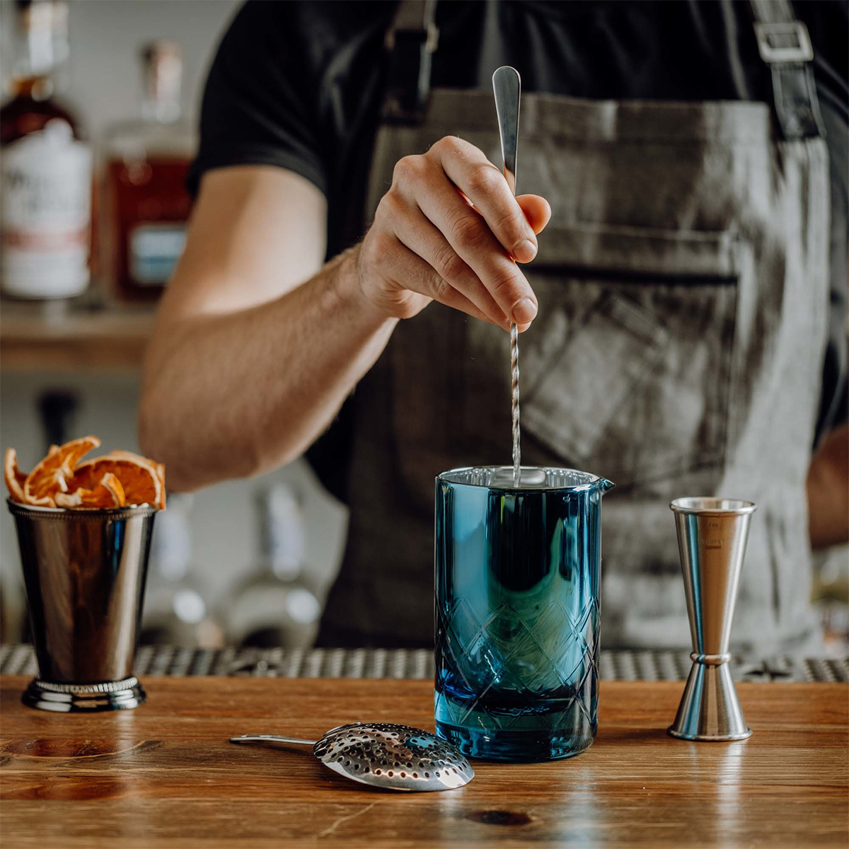 Modrá skleněná barmanská sklenice BarFly 500 ml s výlevkou a diamantovým vzorem.