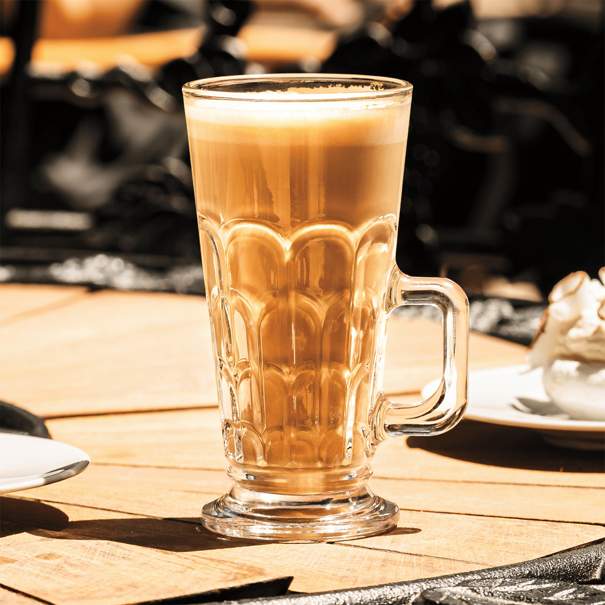 Čirý skleněný hrnek Archie na latte s uchem a dekorativním vzorem, 260 ml.