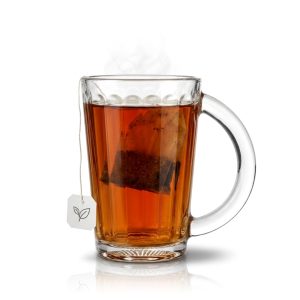 Sklenice s uchem, objemem 330 ml a vertikálním reliéfním dizajnem.