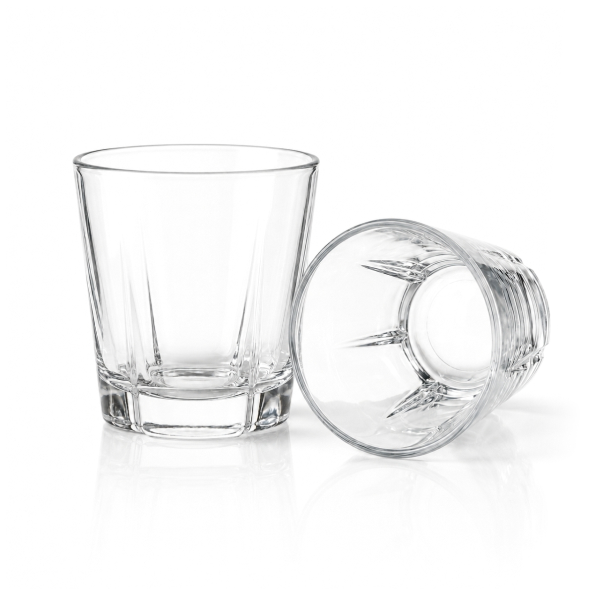 Robustní čirá sklenice na whisky s texturovaným dnem, objem 220 ml.