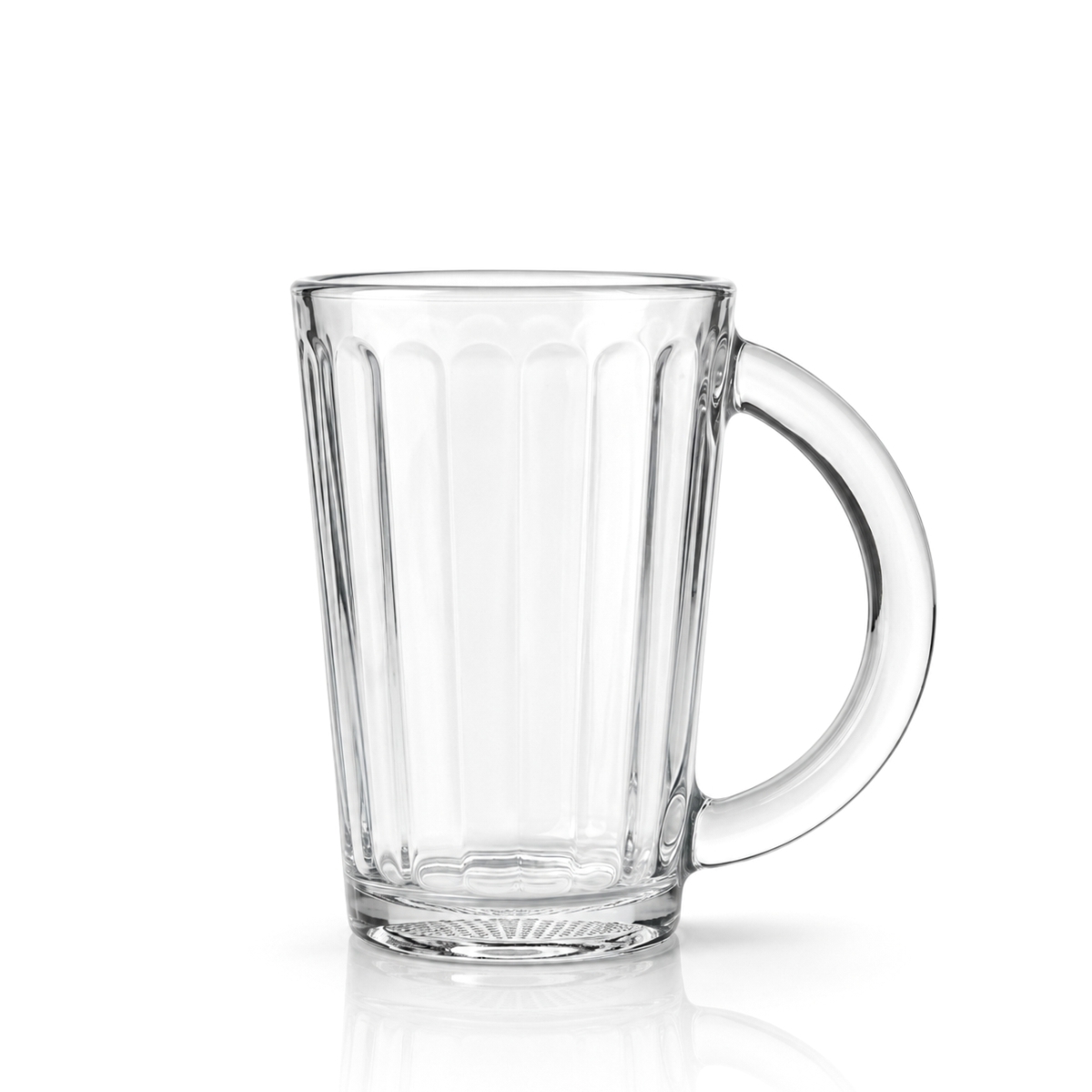 Sklenice s uchem, objemem 330 ml a vertikálním reliéfním dizajnem.