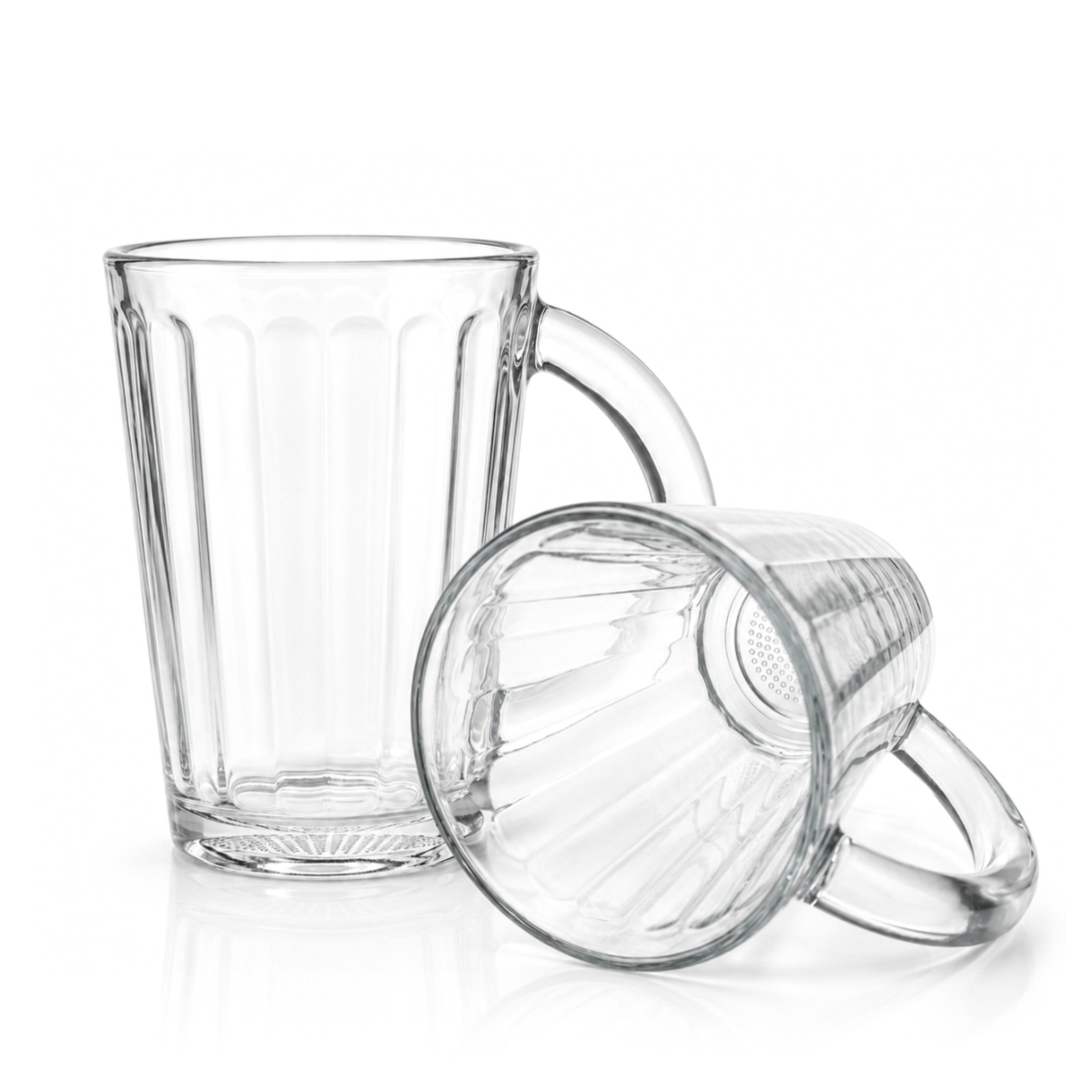 Sklenice s uchem, objemem 330 ml a vertikálním reliéfním dizajnem.