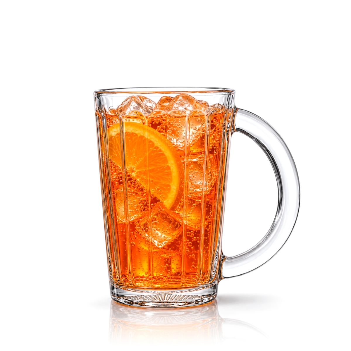 Sklenice s uchem, objemem 330 ml a vertikálním reliéfním dizajnem.