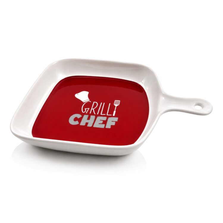 Bílá keramická servírovací miska s rukojetí, červeným vnitřkem a motivem Grill Chef.