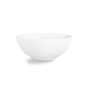 Bílá porcelánová miska o průměru 19 cm, s jemným reliéfním vzorem, hladký vnitřek.