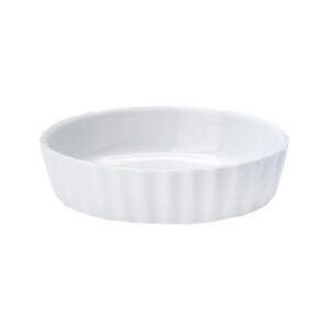 Bílá porcelánová miska na crème brûlée, nízký kulatý tvar s vroubkovaným okrajem.